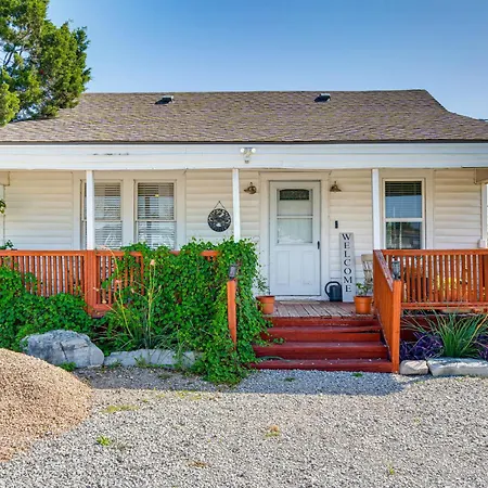 Spicewood Home With Fire Pit And Yard - Dog Friendly!